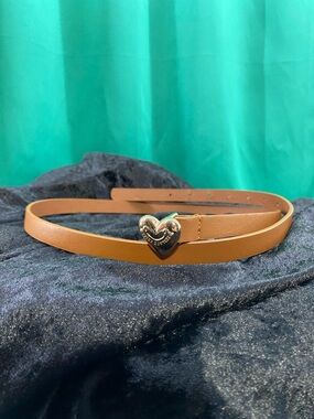JUICY COUTURE 5/8" Lt-Brwn Faux-Leather Belt w/Gold Heart-Shaped Peg Buckle—L/XL